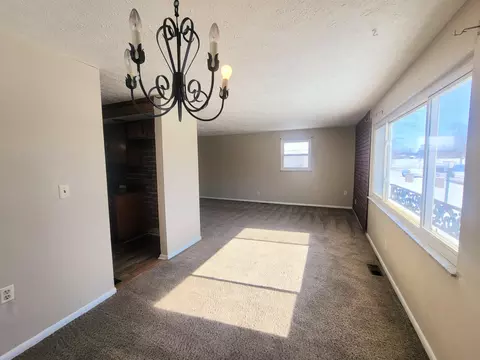Living - 530 Catherine St, Springfield, OH 45505 photo 2 of 4