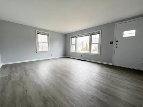 Living - 817 W Second St, Springfield, OH 45504 photo 3 of 4