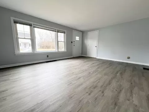 Living - 817 W Second St, Springfield, OH 45504 photo 2 of 4