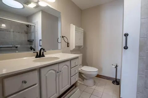 Bath - 5877 Oldham Dr, Springfield, OH 45503 photo 1 of 3