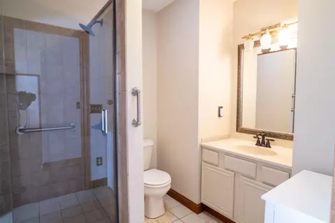Bath - 5877 Oldham Dr, Springfield, OH 45503 photo 3 of 3