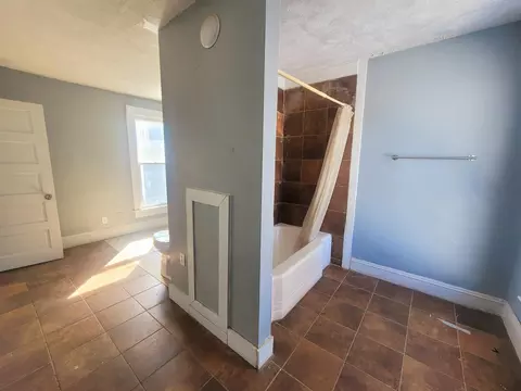 Bath - 1634 Edwards Ave, Springfield, OH 45503 photo 4 of 4
