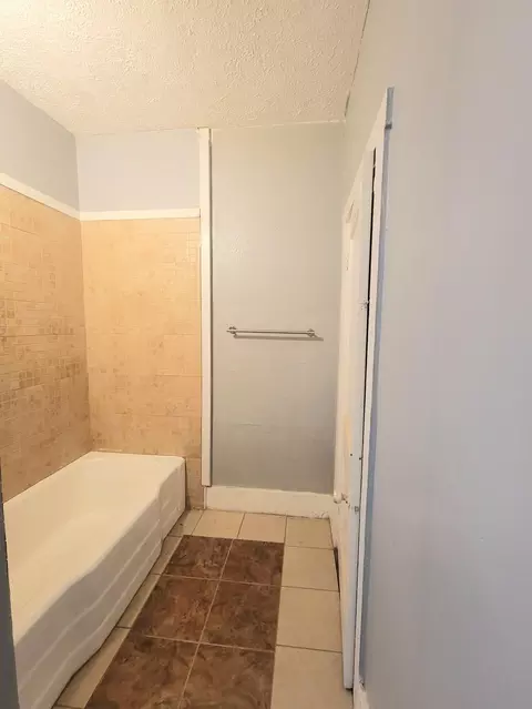Bath - 1634 Edwards Ave, Springfield, OH 45503 photo 2 of 4