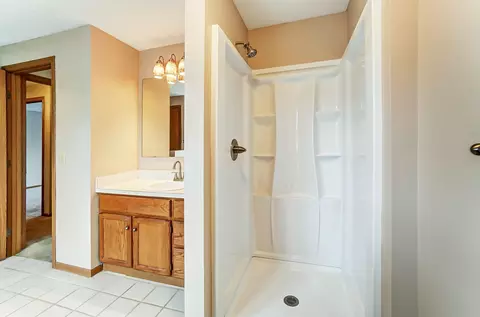 Bath - 815 Falkirk Dr, Springfield, OH 45502 photo 4 of 6