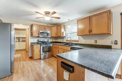 Kitchen - 815 Falkirk Dr, Springfield, OH 45502 photo 2 of 7