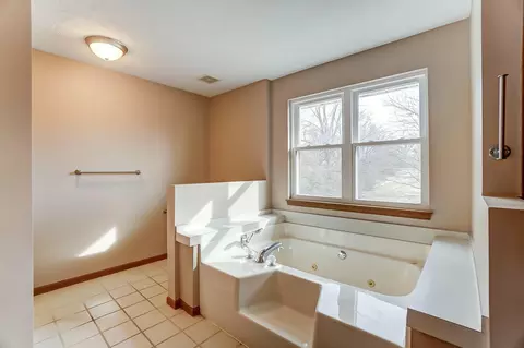 Bath - 815 Falkirk Dr, Springfield, OH 45502 photo 2 of 6