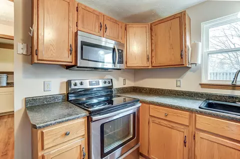 Kitchen - 815 Falkirk Dr, Springfield, OH 45502 photo 4 of 7