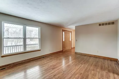 Living - 815 Falkirk Dr, Springfield, OH 45502 photo 3 of 12