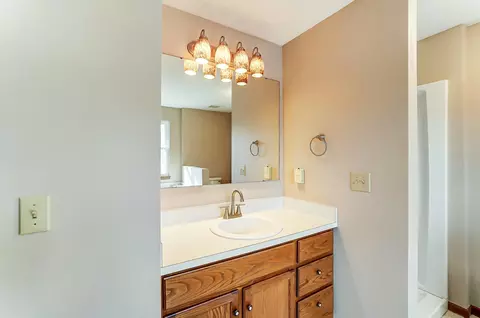 Bath - 815 Falkirk Dr, Springfield, OH 45502 photo 3 of 6