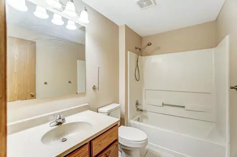 Bath - 815 Falkirk Dr, Springfield, OH 45502 photo 5 of 6