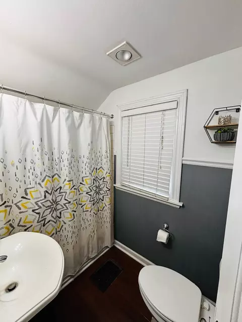 Bath - 1420 Garfield Ave, Springfield, OH 45504 photo 2 of 2