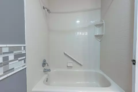 Bath - 5583 Peach Blossom Ct, Springfield, OH 45502 photo 2 of 4