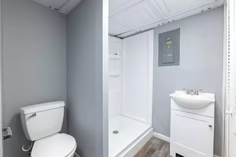 Bath - 5583 Peach Blossom Ct, Springfield, OH 45502 photo 4 of 4