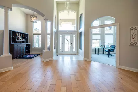 Entry Way - 2420 Greystone Ln, Springfield, OH 45503 photo 6 of 15