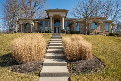 2420 Greystone Ln, Springfield, OH 45503