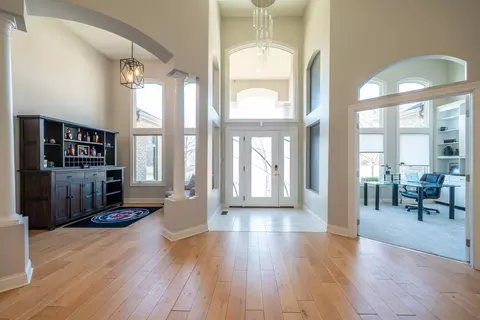 Entry Way - 2420 Greystone Ln, Springfield, OH 45503 photo 7 of 15