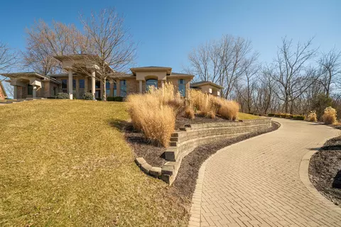 Exterior - 2420 Greystone Ln, Springfield, OH 45503 photo 3 of 19