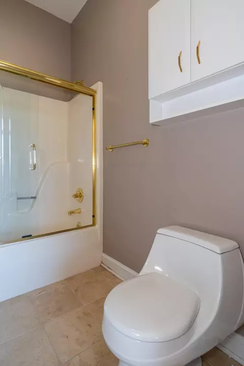 Bath - 2420 Greystone Ln, Springfield, OH 45503 photo 6 of 7