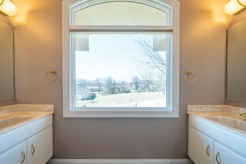 Bath - 2420 Greystone Ln, Springfield, OH 45503 photo 5 of 7