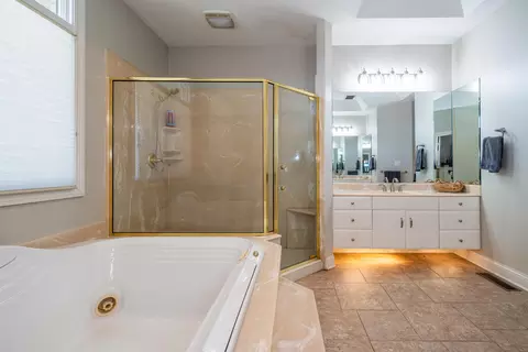 Bath - 2420 Greystone Ln, Springfield, OH 45503 photo 3 of 7