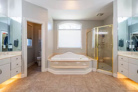 Bath - 2420 Greystone Ln, Springfield, OH 45503 photo 1 of 7