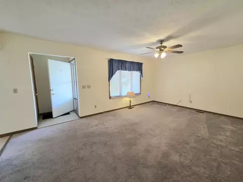 Living - 3032 Armsgate Rd #25, Springfield, OH 45503 photo 1 of 2