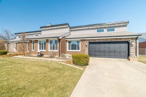 Exterior - 1700 Elaina Dr, Springfield, OH 45503 photo 3 of 7
