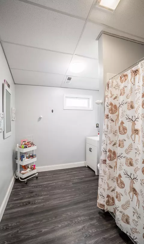 Bath - 1700 Elaina Dr, Springfield, OH 45503 photo 2 of 3