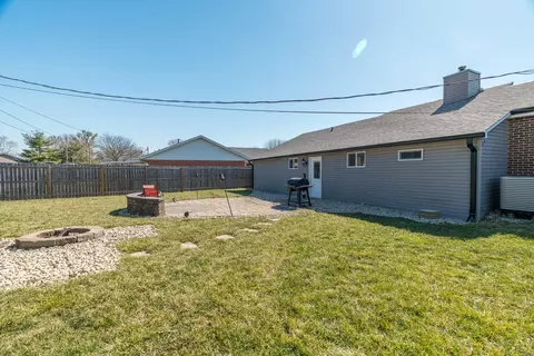 Exterior - 1700 Elaina Dr, Springfield, OH 45503 photo 6 of 7