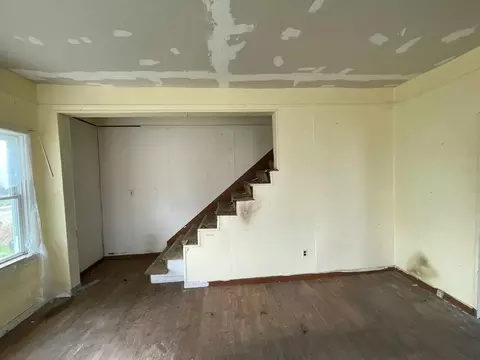Living - 39 N Douglas Ave, Springfield, OH 45503 photo 4 of 6