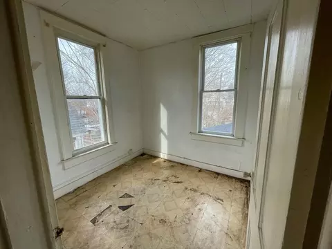 Bedroom - 39 N Douglas Ave, Springfield, OH 45503 photo 2 of 9