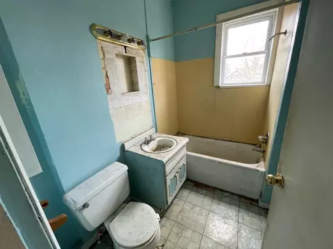 Bath - 39 N Douglas Ave, Springfield, OH 45503 photo 2 of 2