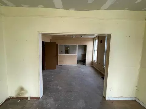 Living - 39 N Douglas Ave, Springfield, OH 45503 photo 5 of 6