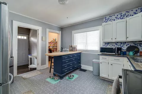 Kitchen - 817 N Burnett Rd, Springfield, OH 45503 photo 2 of 3