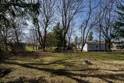 Exterior - 817 N Burnett Rd, Springfield, OH 45503 photo 7 of 9