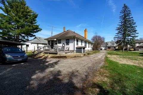 Exterior - 817 N Burnett Rd, Springfield, OH 45503 photo 5 of 9