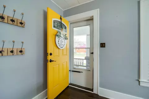 Entry Way - 817 N Burnett Rd, Springfield, OH 45503 photo 1 of 2