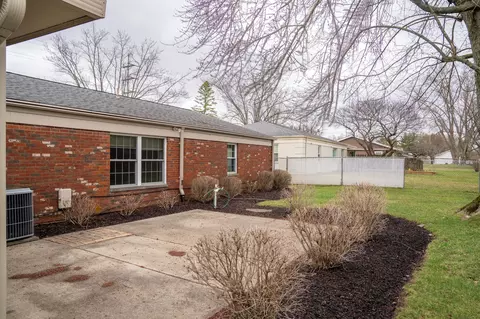 Exterior - 327 Villa Rd, Springfield, OH 45503 photo 6 of 11