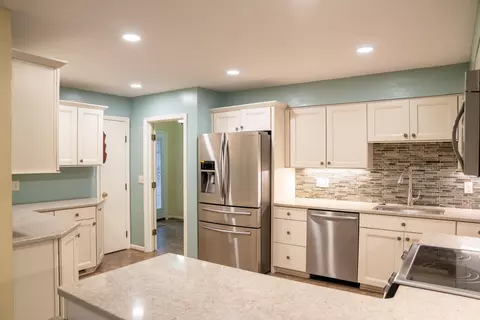 Kitchen - 327 Villa Rd, Springfield, OH 45503 photo 2 of 3