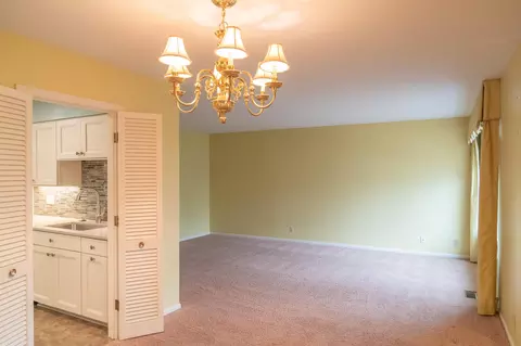 Living - 327 Villa Rd, Springfield, OH 45503 photo 1 of 5