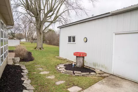 Exterior - 327 Villa Rd, Springfield, OH 45503 photo 5 of 11