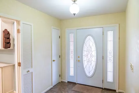 Entry Way - 327 Villa Rd, Springfield, OH 45503 photo 1 of 2