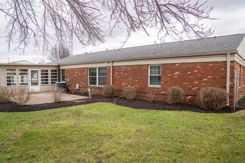 Exterior - 327 Villa Rd, Springfield, OH 45503 photo 2 of 11