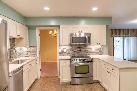 Kitchen - 327 Villa Rd, Springfield, OH 45503 photo 1 of 3