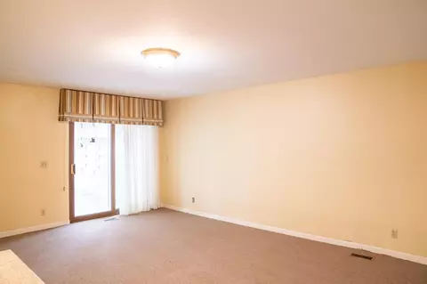 Living - 327 Villa Rd, Springfield, OH 45503 photo 3 of 5