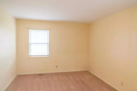 Bedroom - 327 Villa Rd, Springfield, OH 45503 photo 4 of 5