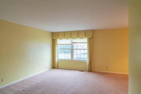 Living - 327 Villa Rd, Springfield, OH 45503 photo 2 of 5