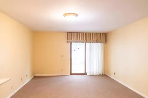 Living - 327 Villa Rd, Springfield, OH 45503 photo 4 of 5