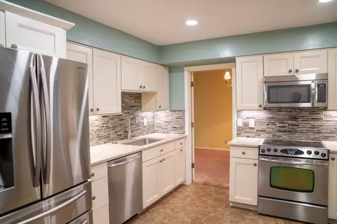 Kitchen - 327 Villa Rd, Springfield, OH 45503 photo 3 of 3