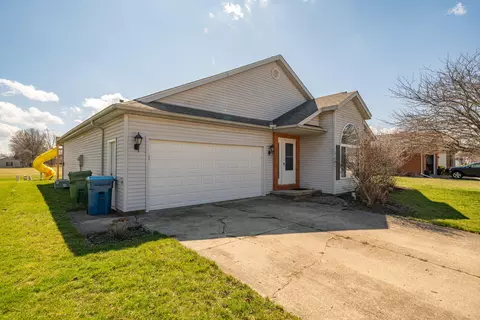 Exterior - 261 W Pinehurst St, Sidney, OH 45365 photo 2 of 9